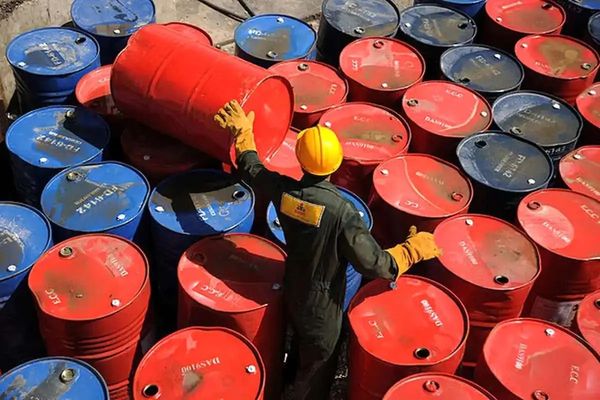 بعد إنشاء شركات وهمية جديدة للتهريب.. "بلومبرغ": ارتفاع صادرات النفط الإيراني للصين