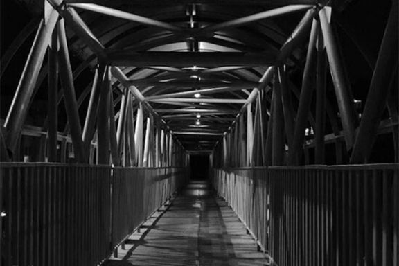 رسانههای ایران: دختر ۱۸ ساله حین فرار از دست زورگیران از پل هوایی سقوط کرد