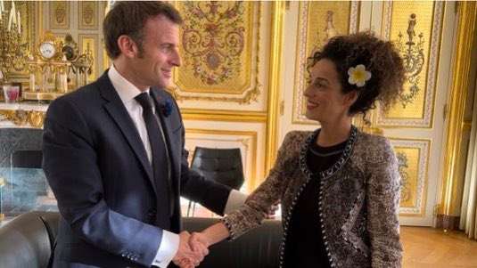 President Emmanuel Macron shaking hands with Iranian activist Masih Alinejad. Nov. 11, 2022