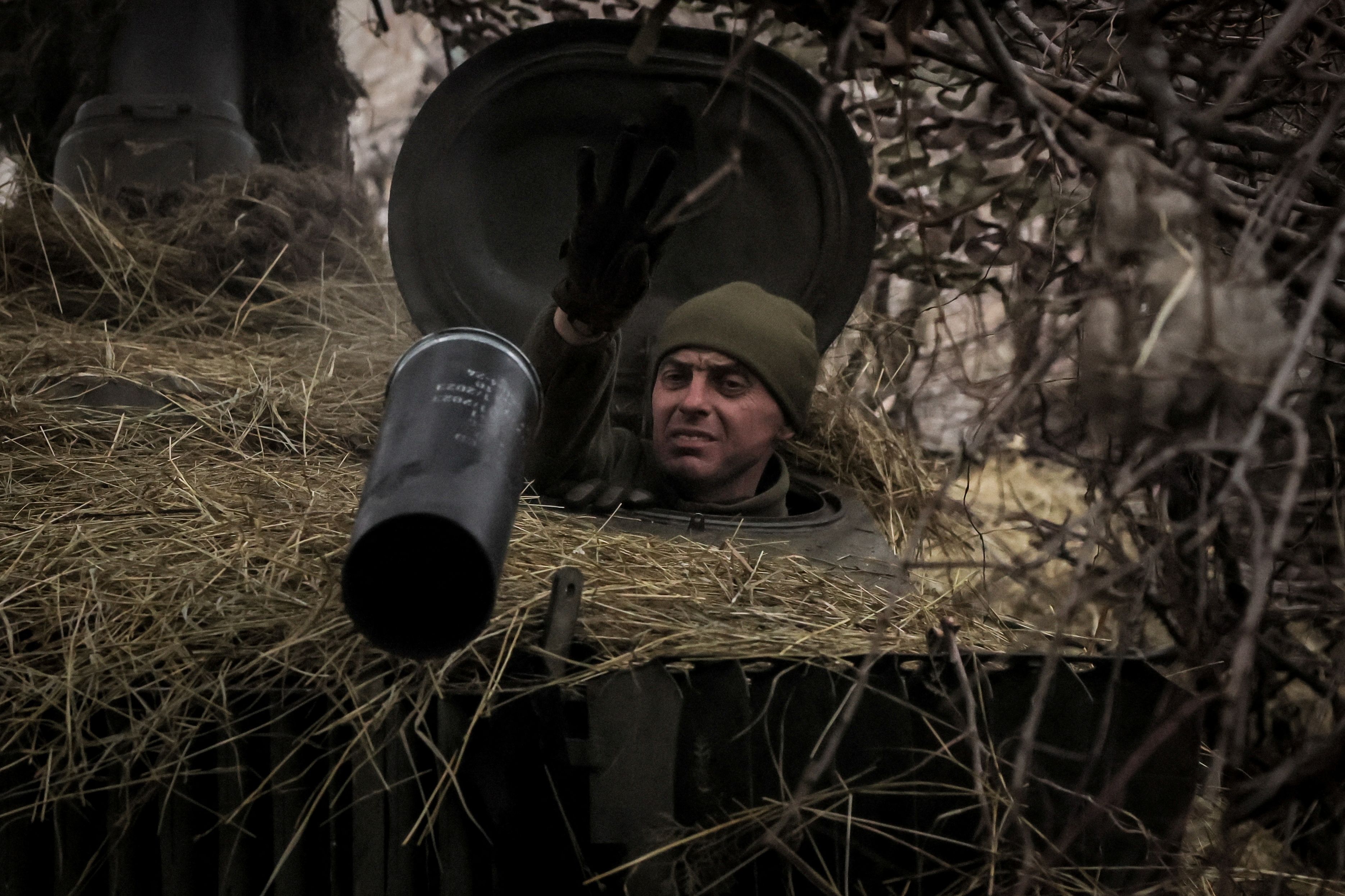 یک سرباز اوکراینی در خط مقدم نبرد با ارتش روسیه، منطقه دونتسک، ۱۹ بهمن 