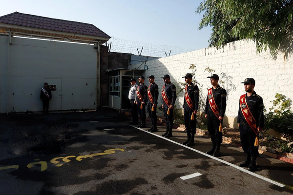 سجناء سياسيون: الحرس الثوري والقوات الخاصة كانوا شهودًا على العنف ضد السجناء وإهانتهم