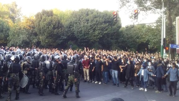 خبرگزاری وابسته به سپاه از ورود لباس شخصیها برای سرکوب اعتراضات دوشنبه در تهران خبر داد