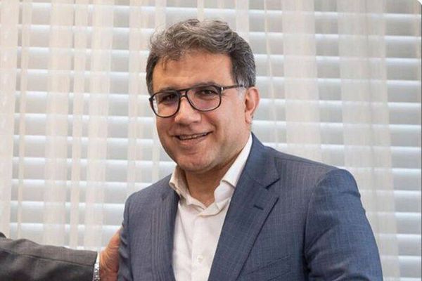 بعد اتهامه بالفساد.. مدير سابق بشركة النفط: غادرت إيران بتنسيق حكومي