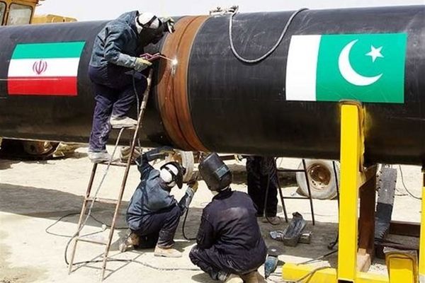 باكستان تجمد مستحقات إيران من مبيعات النفط والكهرباء وتفرض قيودا على منتجات الصلب الإيراني