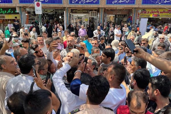 Ahmadinejad Campaigns in Tehran’s Bazaar