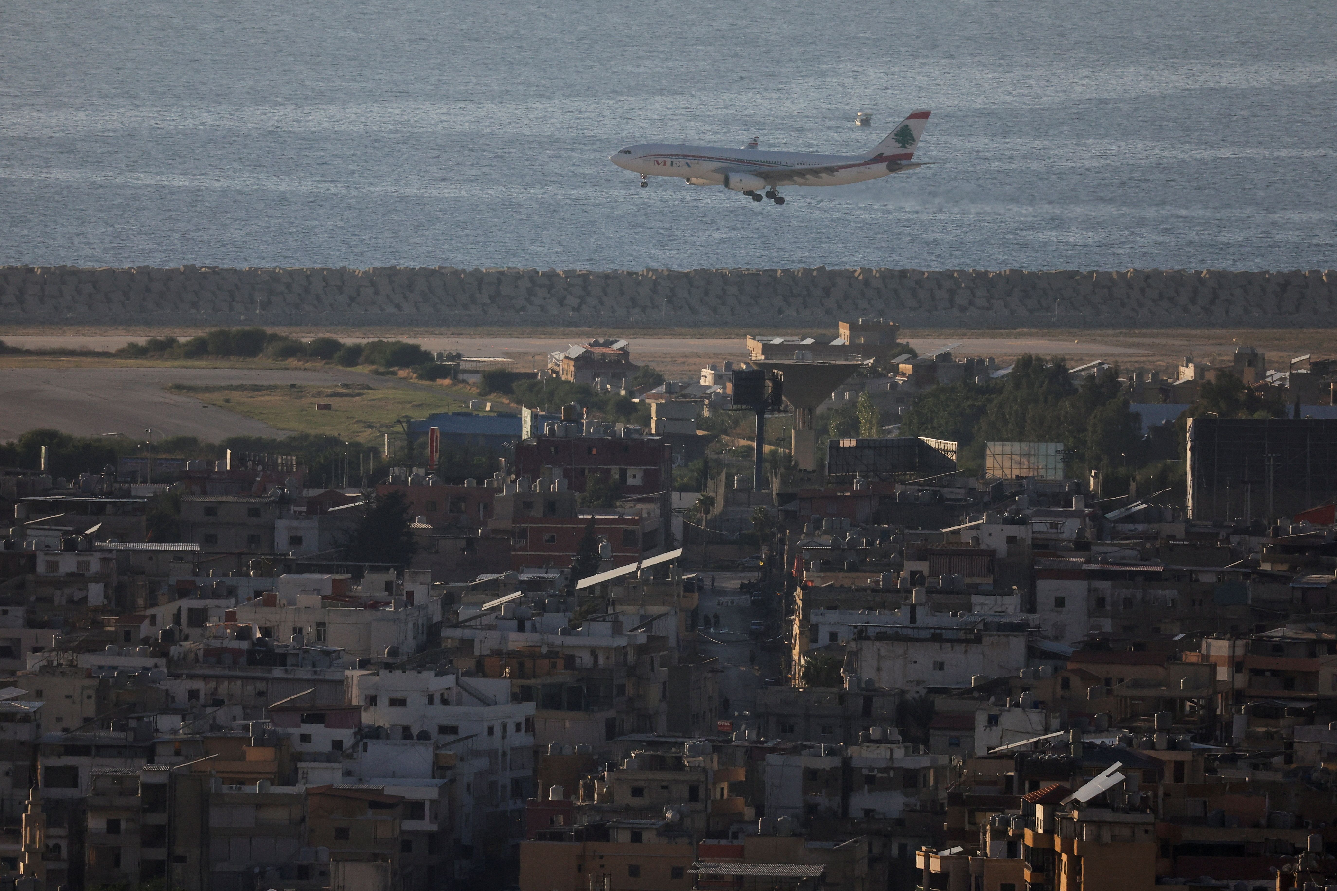 تفتیش پروازهای ورودی از عراق به لبنان برای جلوگیری از انتقال پول نقد ایران به حزب‌الله 
