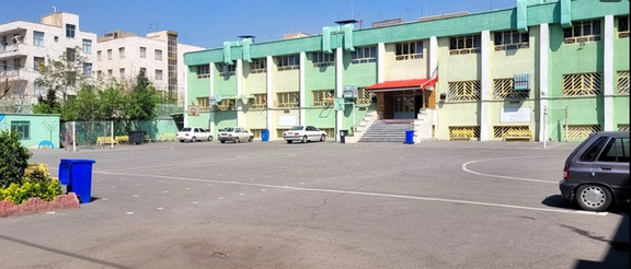 یکی از ورودیهای این سلسله تونل، زیر یک مسجد، در کنار مدرسه پسرانه «شهید کدخدایی» واقع شده است.