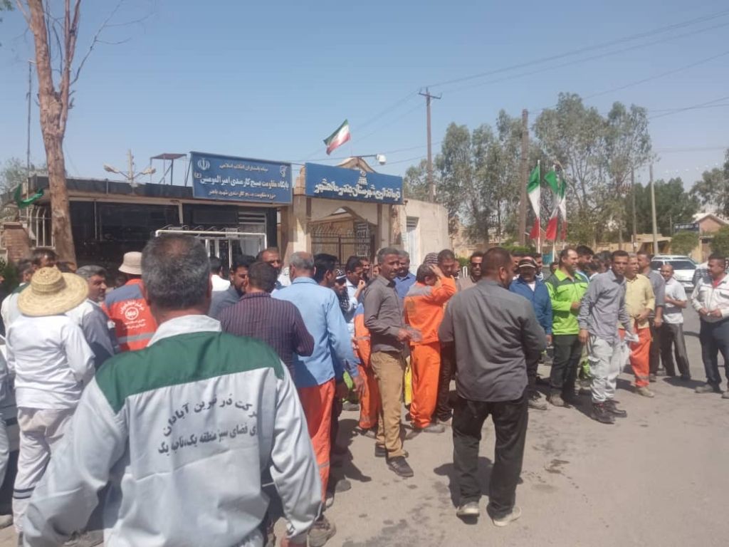  حدود ۳۰۰ کارگر شهرداری بندر ماهشهر اعتصاب کرده‌اند