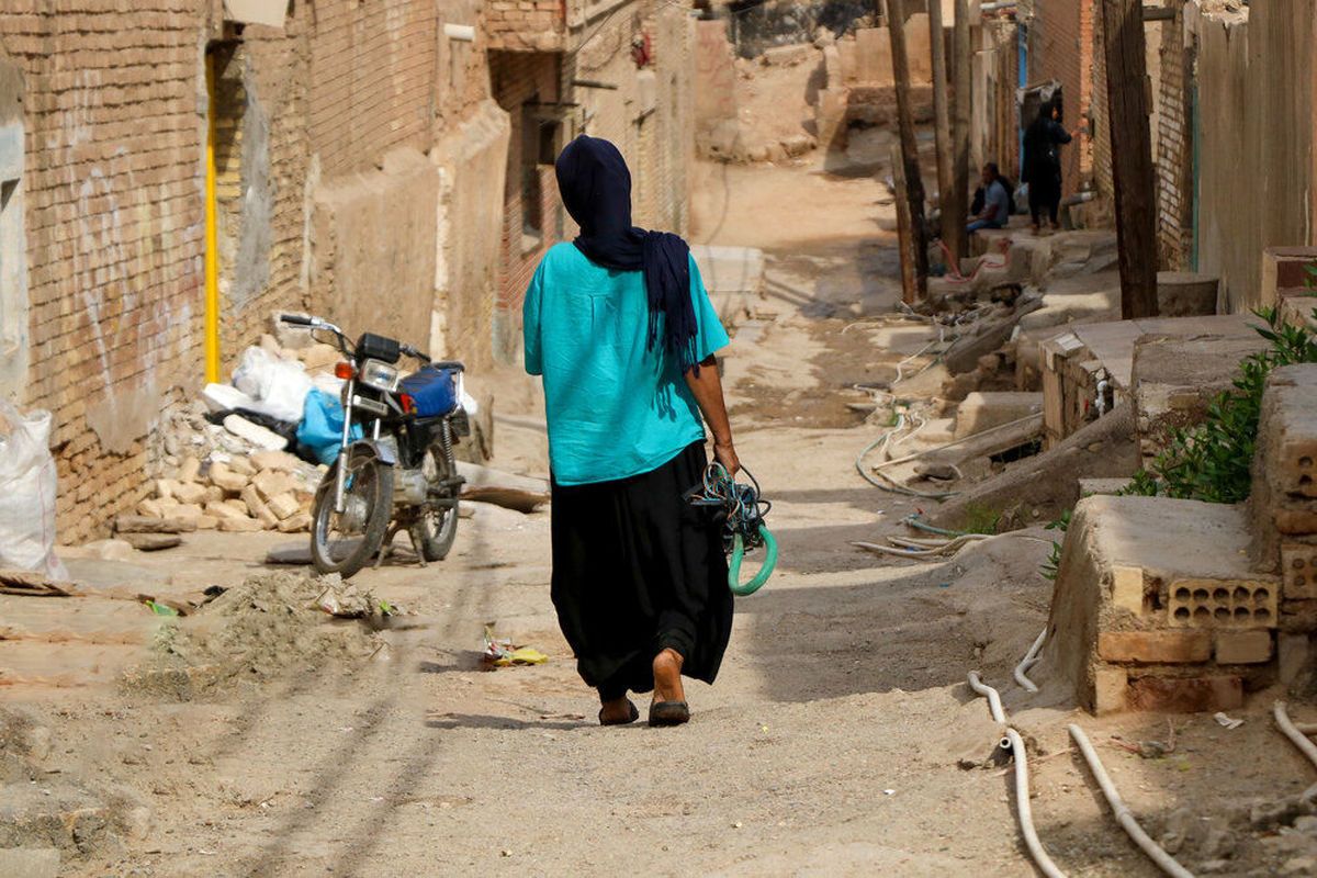 روزنامه اعتماد: در دو سال ۸ میلیون نفر به فقرا اضافه شدند