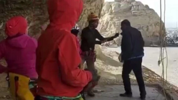 در پی اظهارات امام جمعه درچه، هیات کوهنوردی اصفهان از زنان خواست داخل سالن سنگنوردی کنند