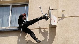 من حظر أطباق القنوات الفضائية إلى الحجاب الإجباري.. "قوانين ميتة" في إيران