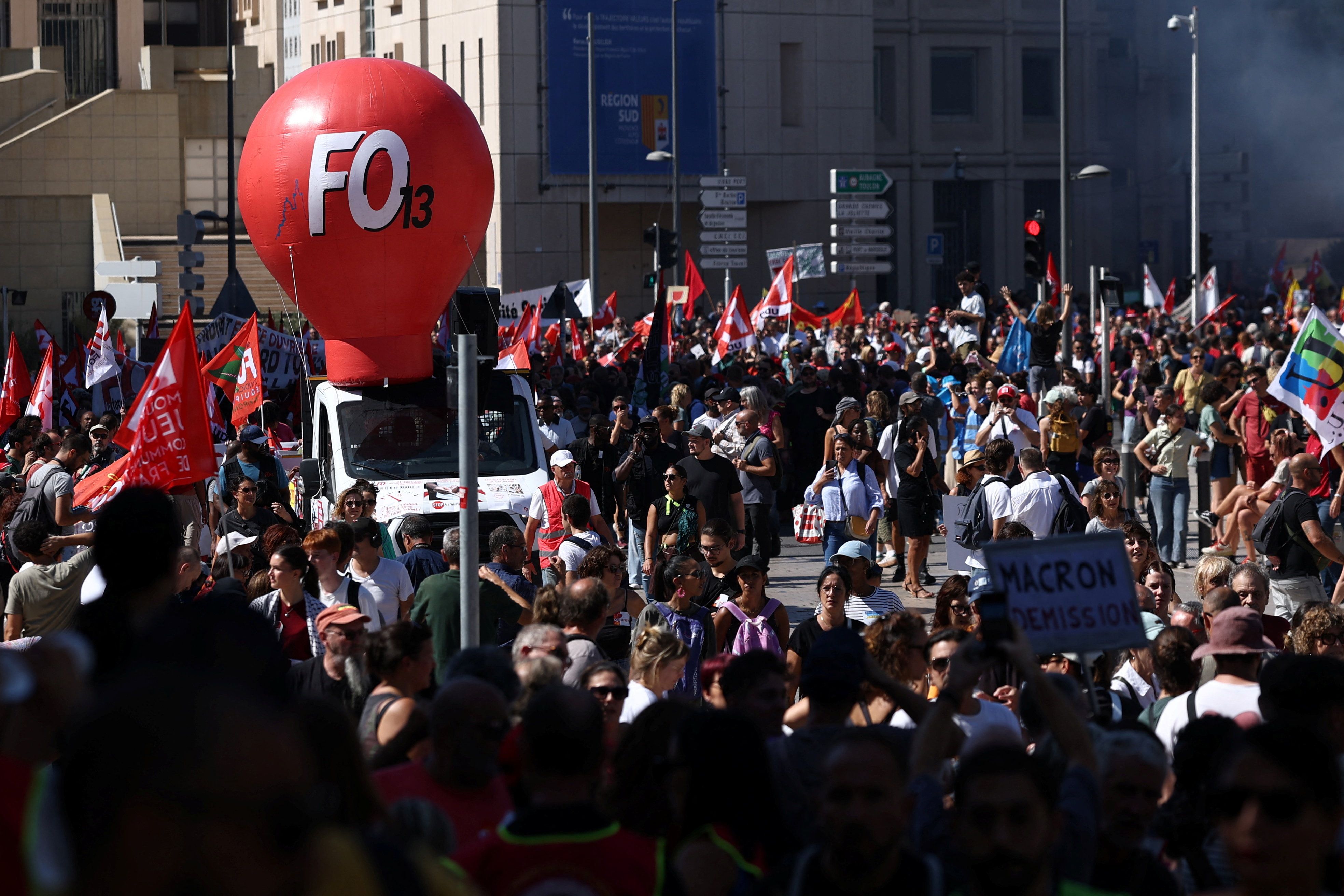 اتحادیه‌های فرانسه برای اعمال فشار بر مکرون و علیه ریاضت اقتصادی اعتصاب کردند