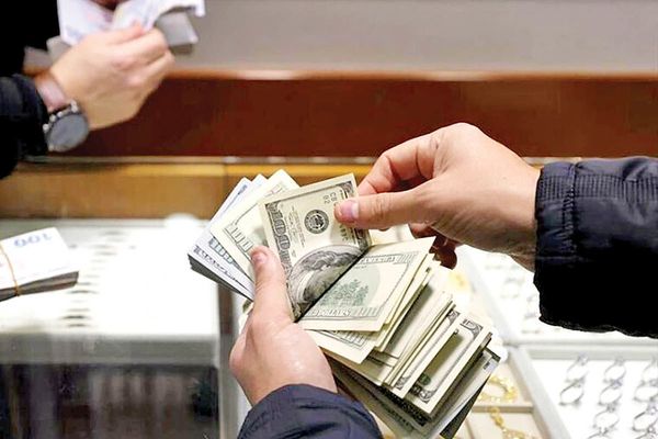 الدولار يتخطى 122 ألف تومان.. أسعار العملات والذهب تسجّل أرقامًا قياسية جديدة في إيران