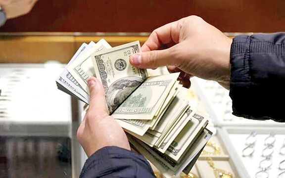 انهيار قياسي للعملة الإيرانية أمام العملات الأجنبية وسط تحذيرات خبراء الاقتصاد