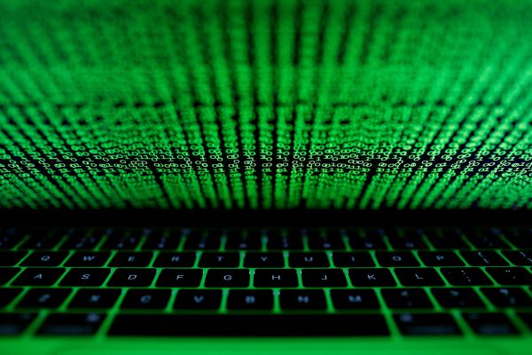 "قراصنة الحرس الثوري" يستخدمون البنية التقنية لشركة إيرانية في استهدف حملة ترامب وهاريس