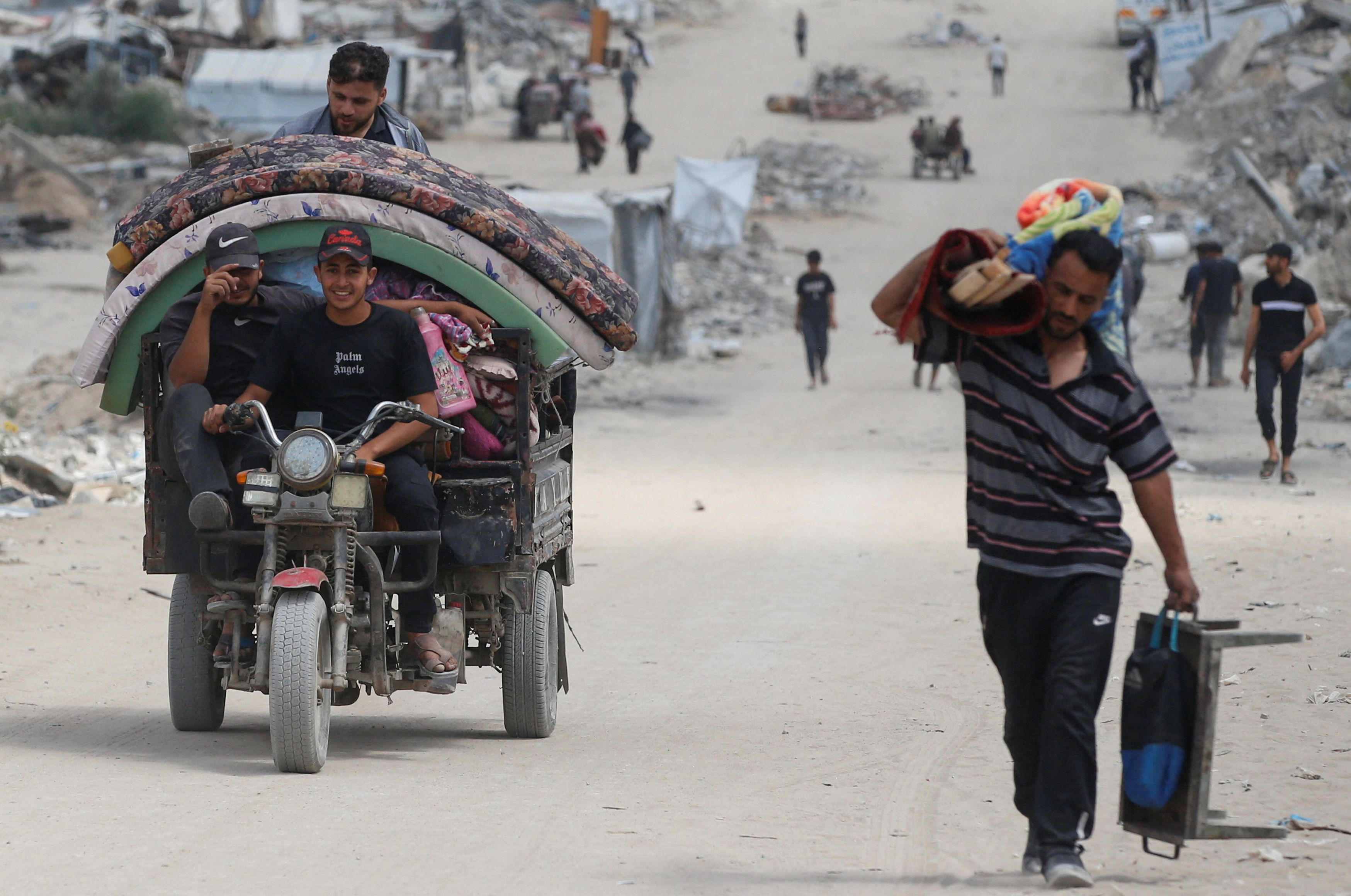 ساکنان غزه در حال گریختن از درگیری‌ها در شمال این منطقه، اول خرداد