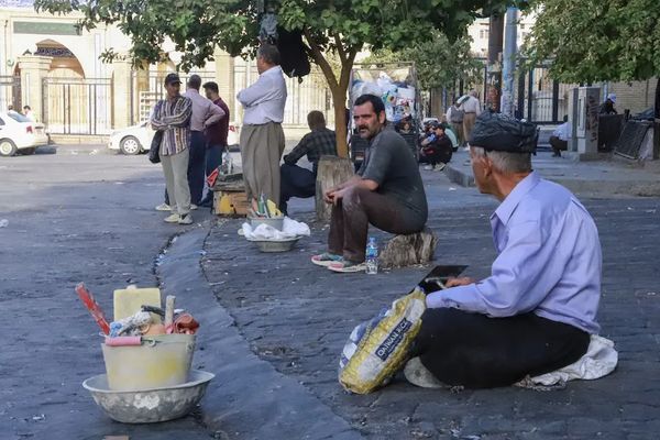 مخاوف إيرانية من خسارة رأسمالها البشري بهجرة العمال إلى أربيل العراقية.. بسبب تدني الرواتب