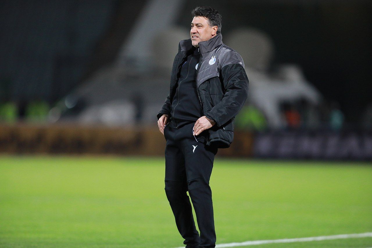 محمد نوازی در نشست خبری پیش از دربی: من روی نیمکت تنها نیستم و ۱۱ نفر مربی در زمین دارم