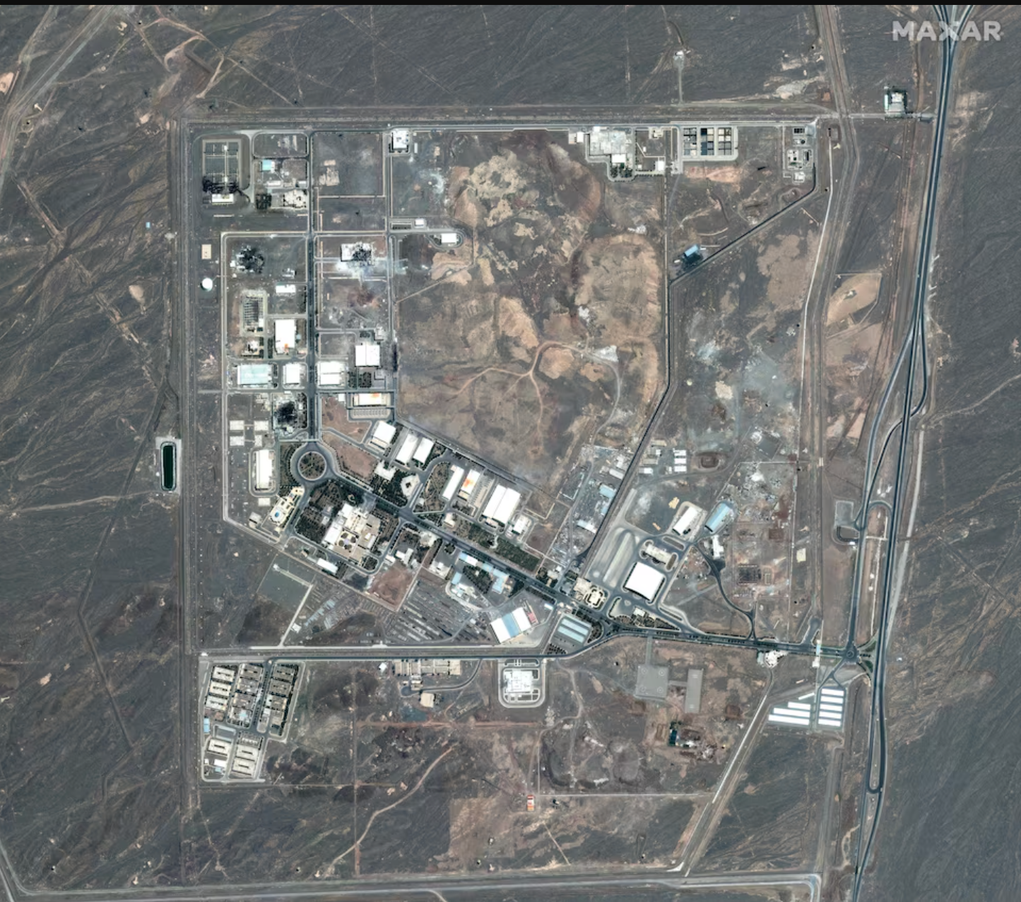 تصاویر ماهواره‌ای از ساخت سقف جدید بر تاسیسات هسته‌ای نطنز و اصفهان خبر می‌دهند