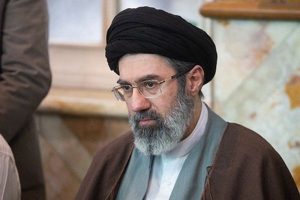 یک شورای متشکل از افسران ارشد سپاه مانع از تماس دولت با مجتبی خامنهای میشود