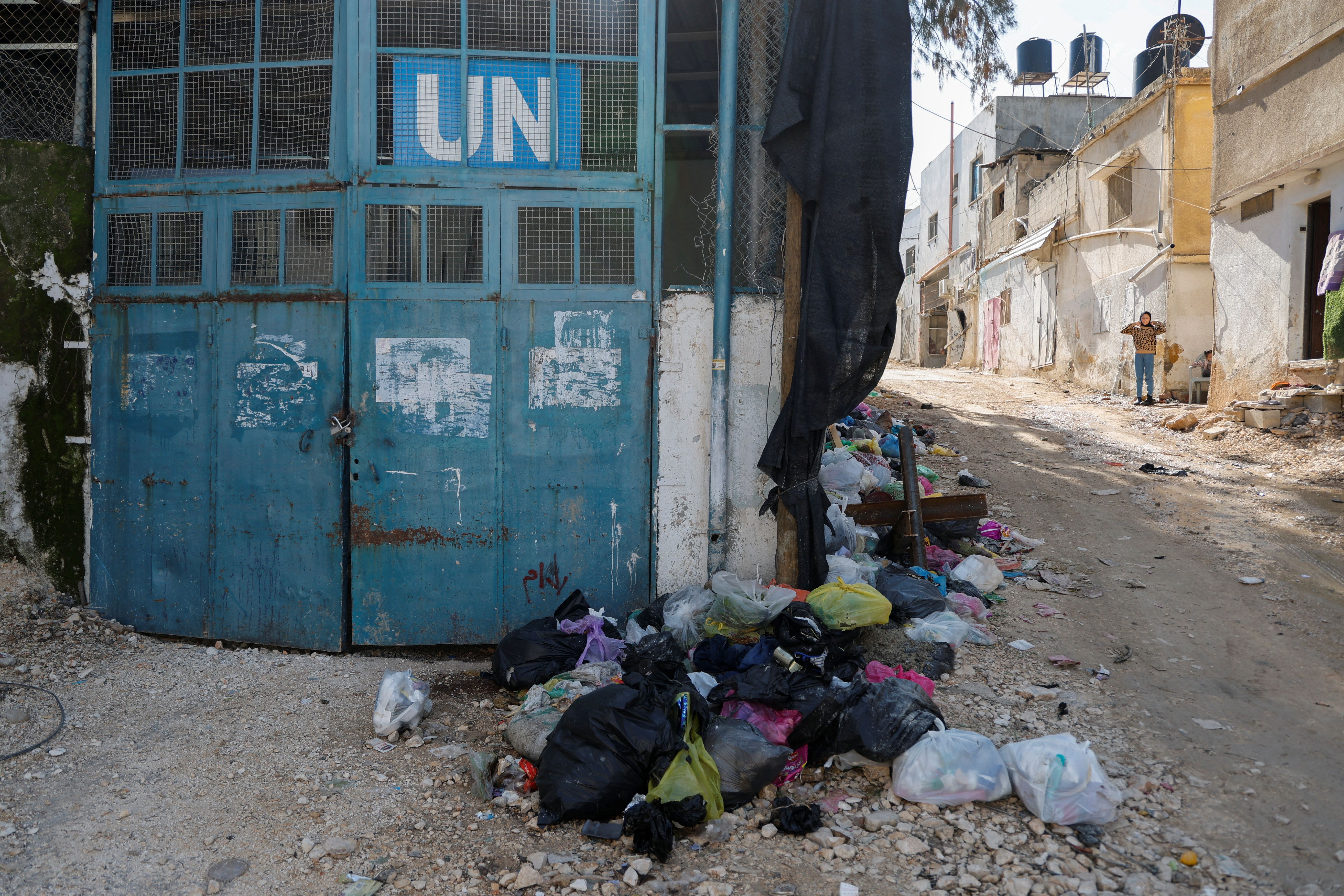 تجمع زباله‌ها در نزدیکی یک مدرسه تحت نظارت سازمان ملل در جنین هم‌زمان با افزایش درگیری‌ها میان نیروهای امنیتی تشکیلات خودگردان و گروه‌های مسلح فلسطینی، ۱۹ دی
