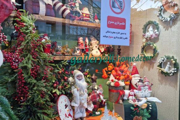 ماموران عکسبرداری از مغازه در تهران را به دلیل فروش کالای کریسمس ممنوع کردند