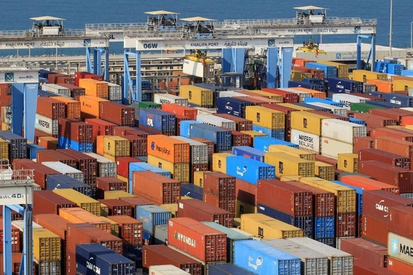 "فايننشيال تايمز": الإمارات تتوسع في تجارتها مع إيران بعد خفض القيود على أنشطة طهران