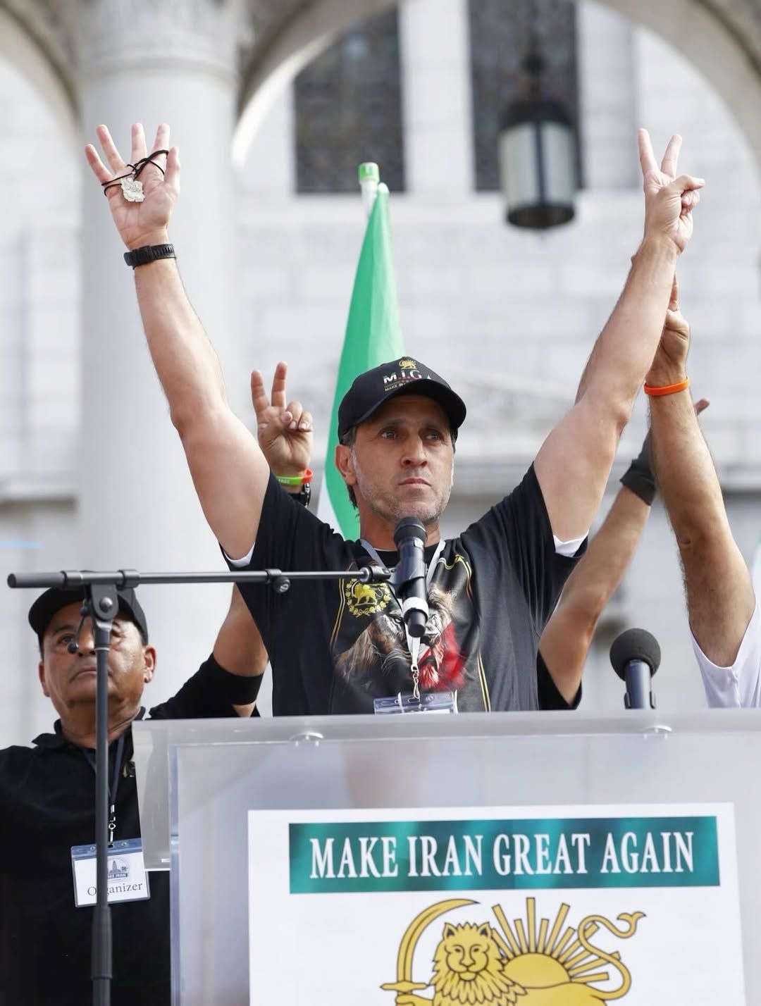 علی کریمی در گفت‌وگو با گاردین: با وجود کشتار جمعی مردم ایران معترضان از همیشه امیدوارترند