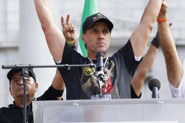 علی کریمی در گفتوگو با گاردین: با وجود کشتار جمعی مردم ایران معترضان از همیشه امیدوارترند