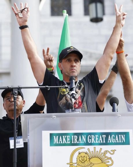 علی کریمی در گفتوگو با گاردین: با وجود کشتار جمعی مردم ایران معترضان از همیشه امیدوارترند