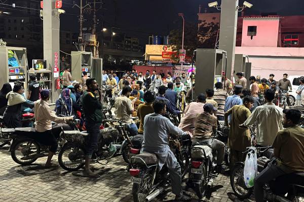 گزارش نیویورکتایمز از رقابت جنونآمیز و نابرابر کشورهای دارا و ندار برای خرید نفت