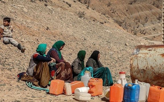 خبرگزاری ایلنا: در کهگیلویه و بویراحمد به دلیل تنش آبی صفهای طولانی آب تشکیل شده است