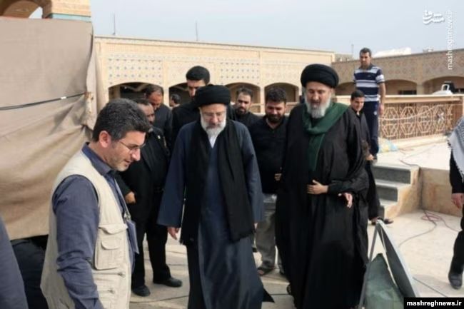 Hameed al-Hussaini, the director Iraq’s section of the Islamic Radio and Television Union (right) and Iran’s President Ebrahim Raisi  