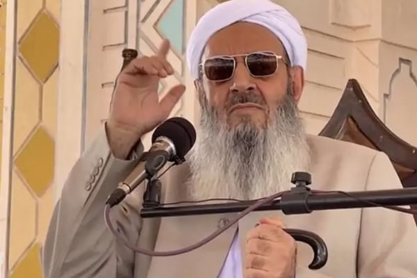 خطيب أهل السُّنة يدعو إلى إيقاف "حرب الشوارع" ضد النساء في إيران وإلغاء حكم إعدام "صالحي"