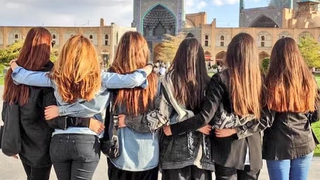 گشت ارشاد در خانه؛ چرا حکومت برای پدران پیامک حجاب میفرستد؟