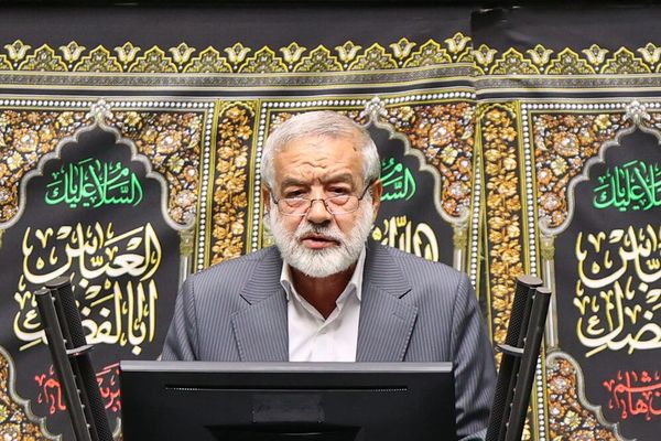 غضنفری، نماینده تهران: یکی از ناوهای آمریکا را که بزنیم، بقیه فرار میکنند