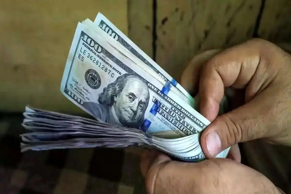 US dollar hits record high of 1,060,000 rials in Iran’s market