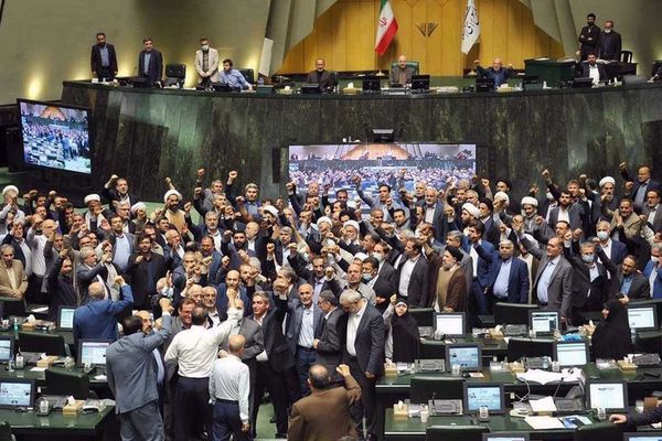 "بنك معلومات الإيرانيين في الخارج".. تسهيل للإجراءات أم أداة جديدة للمراقبة؟