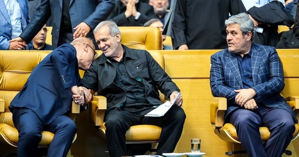 Iranian President Masoud Pezeshkian (center)