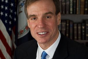 یک سناتور دموکرات: دل ما با مردم ایران است و باید راههای عملی حمایت را بررسی کنیم