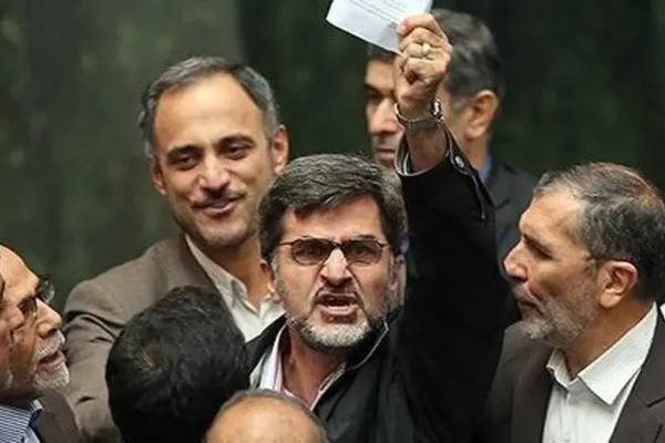 برلماني إيراني يوبخ زميله: "ظن أن كونه رجل دين يتيح له فعل ما يشاء"