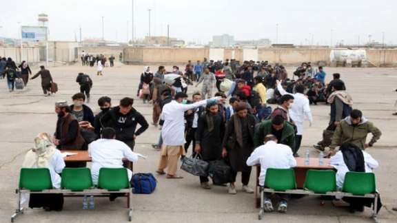 Afghan immigrants registering at the border in Iran.