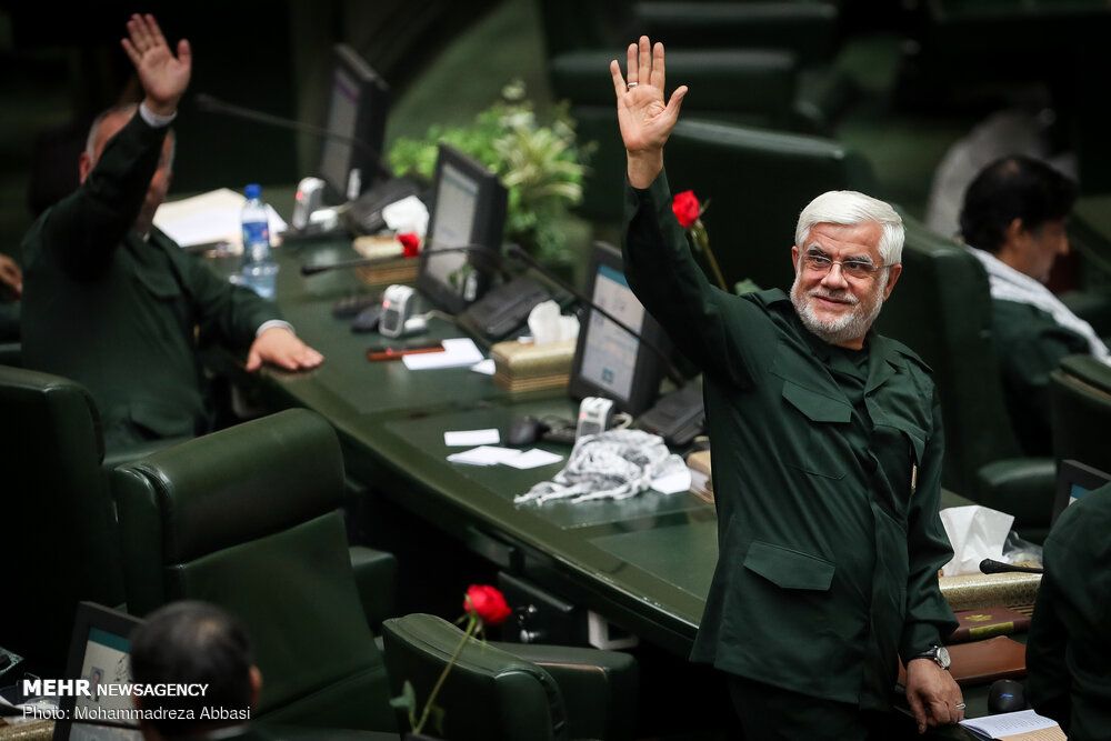 عارف سابقه طرح مواضع چالشی علیه خامنه‌ای و حکومت را ندارد