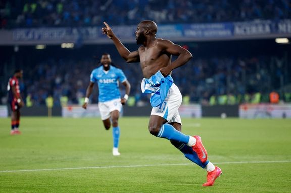 ناپولی ۲-۰ کالیاری؛ چهارمین قهرمانی ناپولی در سری آ، بدون دیگو، در ورزشگاه مارادونا