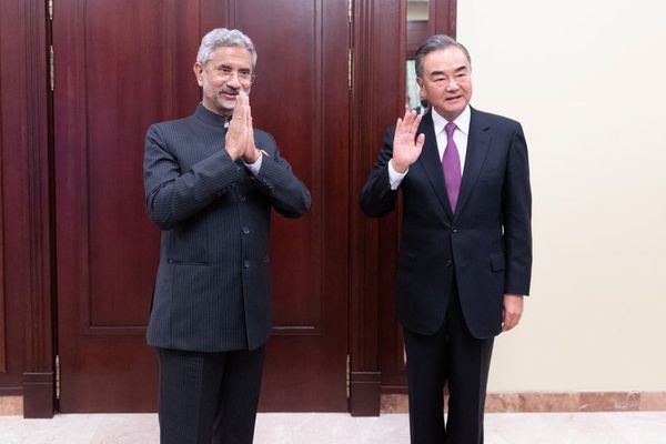وزیران امور خارجه چین و هند بر ضرورت گسترش روابط دو کشور تاکید کردند