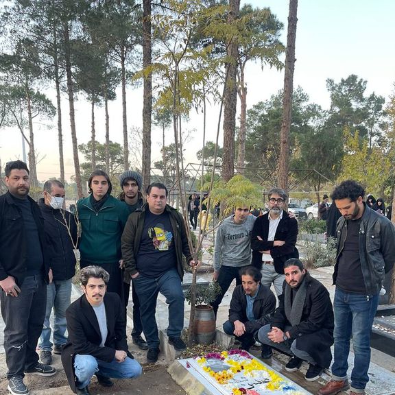 حضور جمعی از همبندیهای محسن شکاری بر مزارش در آستانه سالگرد اعدام او