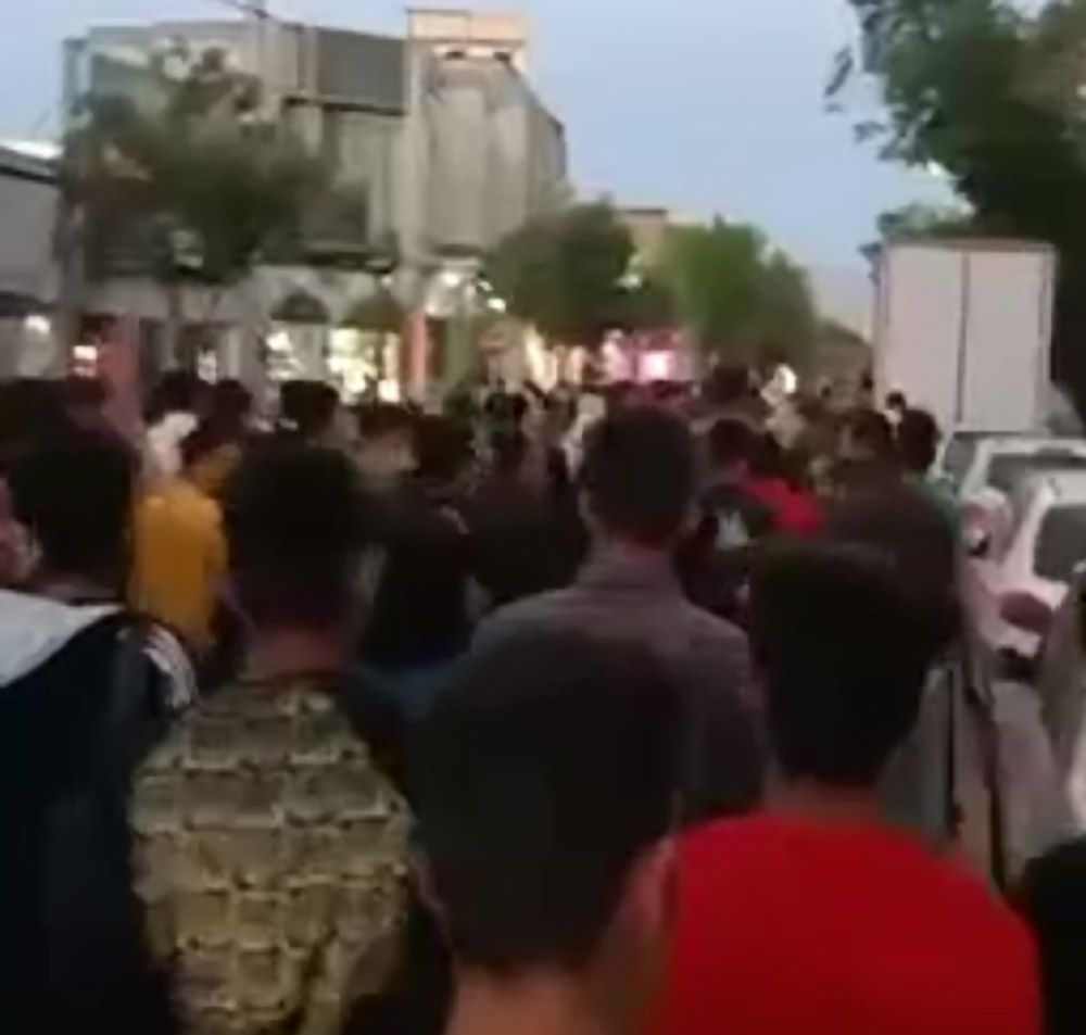 گسترش اعتراضات به شهرهای شش استان با شعارهایی علیه خامنه‌ای و رئیسی