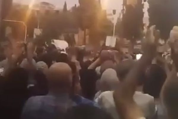 تجمع مردم شیراز و کازرون در اعتراض به قطع آب و برق با شعار «مرگ بر دیکتاتور»