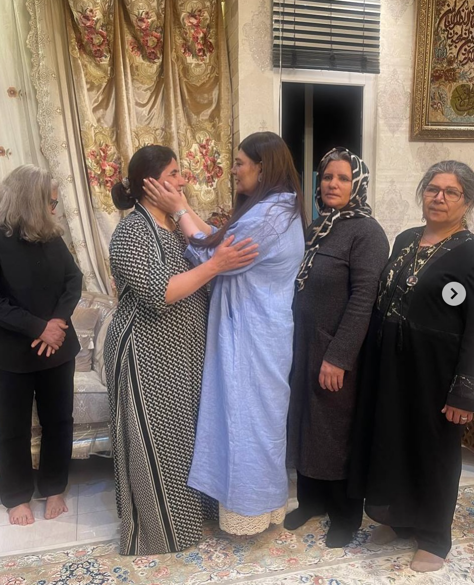 هنگامه قاضیانی در منزل خانواده متین نادرخانی از جان‌باختگان خیزش انقلابی