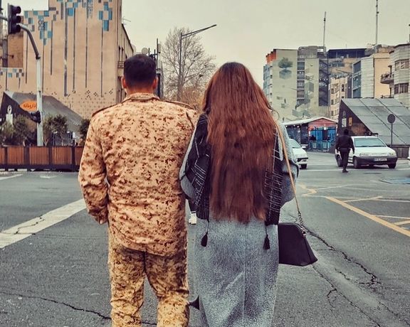 زن بدون حجاب اجباری دست در دست یک سرباز وظیفه در چهارراه ولیعصر تهران